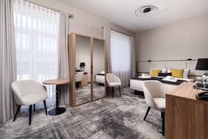 Safe på rommet, skrivebord, blendingsgardiner og strykejern/-brett