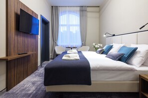 Safe på rommet, skrivebord, blendingsgardiner og strykejern/-brett