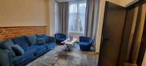 خزنة داخل الغرفة وستائر تعتيم ومكواة/لوح كي وواي فاي مجانًا