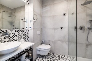 Separate bathtub and shower, free toiletries, hair dryer, bathrobes - Dream Boutique Aparthotel (Kraków)