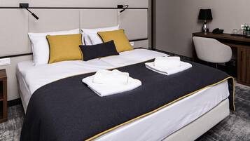 Caja fuerte, escritorio, cortinas opacas y tabla de planchar con plancha