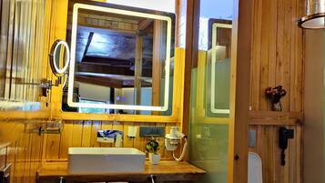 Premium Room | Bathroom | Shower, free toiletries, slippers, towels