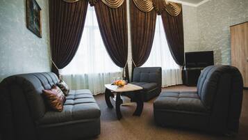 Phòng Suite | 1 phòng ngủ, minibar, két bảo mật tại phòng, bàn