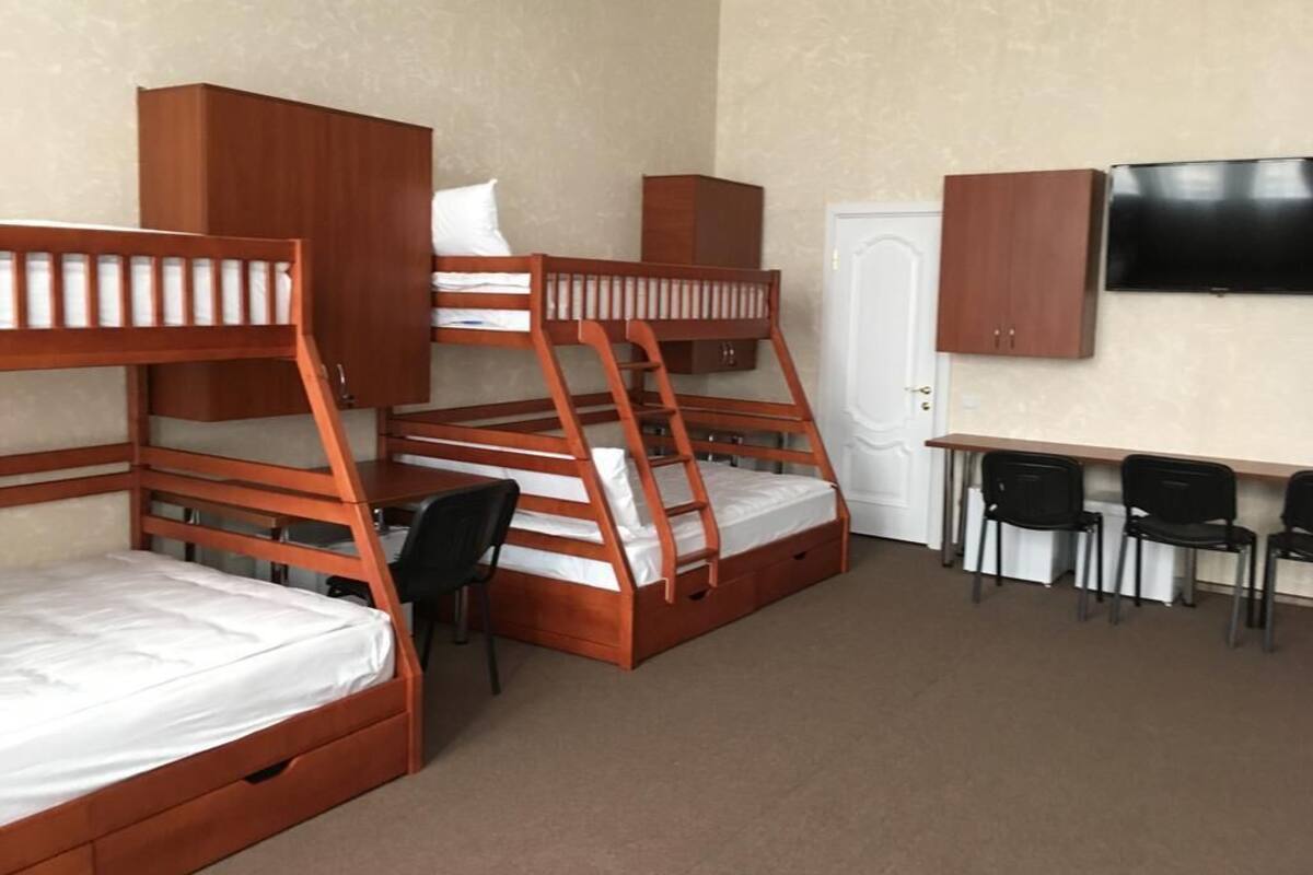 Dormitorio compartido económico | Minibar, caja fuerte, escritorio y cortinas opacas