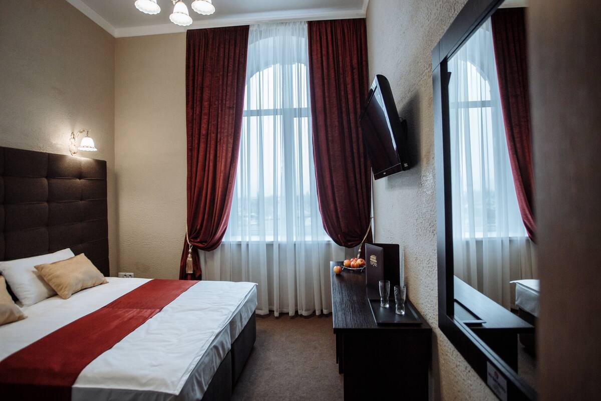 Habitación Deluxe con 1 cama doble o 2 individuales | Minibar, caja fuerte, escritorio y cortinas opacas