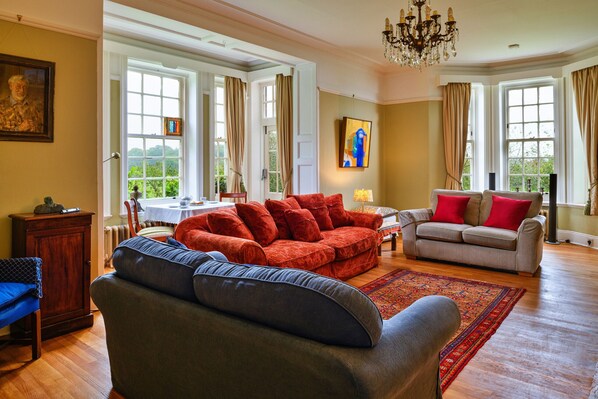 Televisión y chimenea 