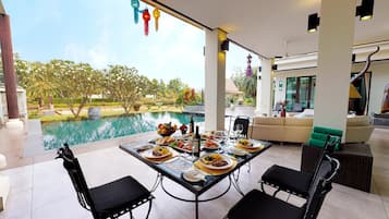 Daily continental breakfast (THB 1500 per person)