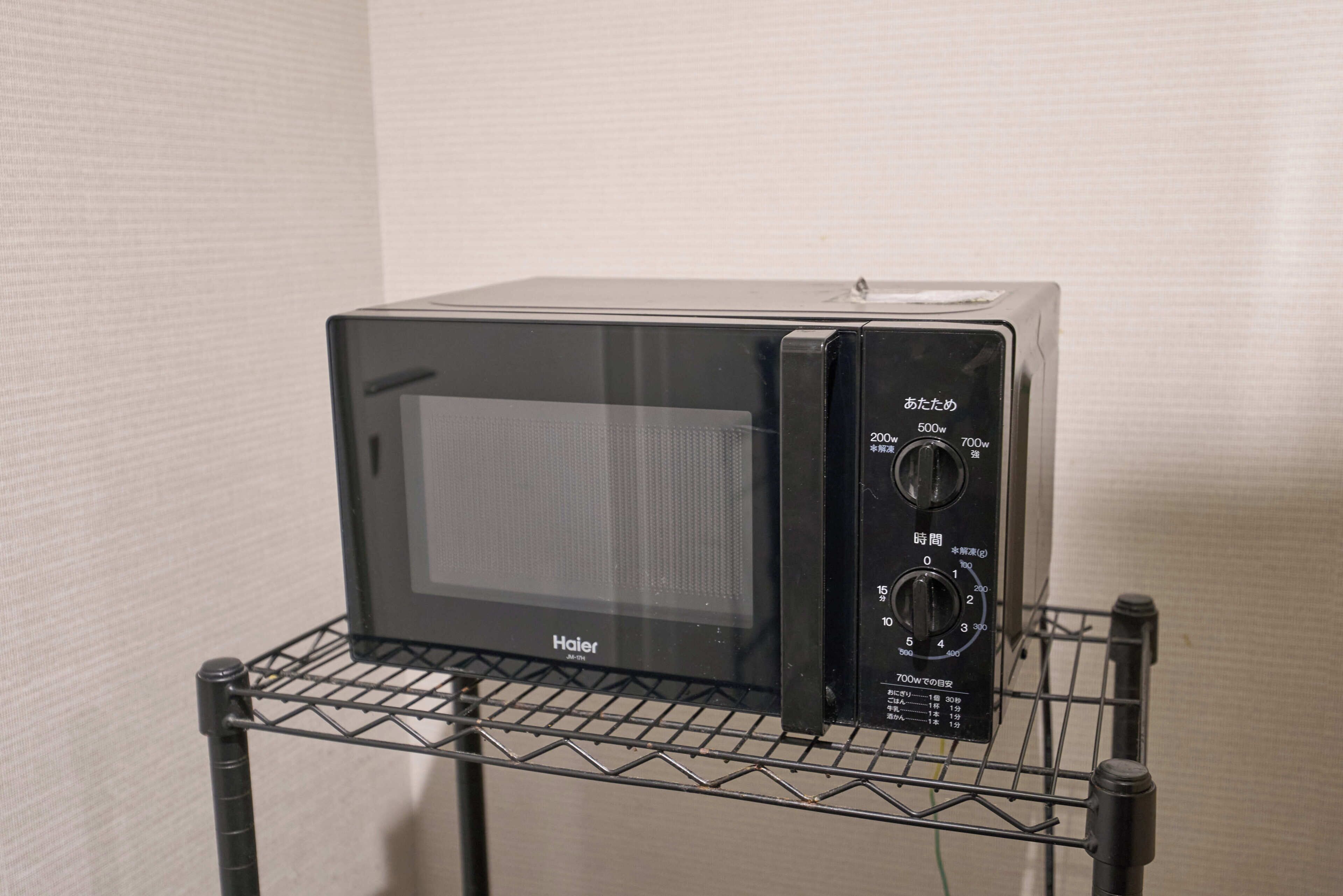 Un horno microondas Haier sobre una estante de alambre.