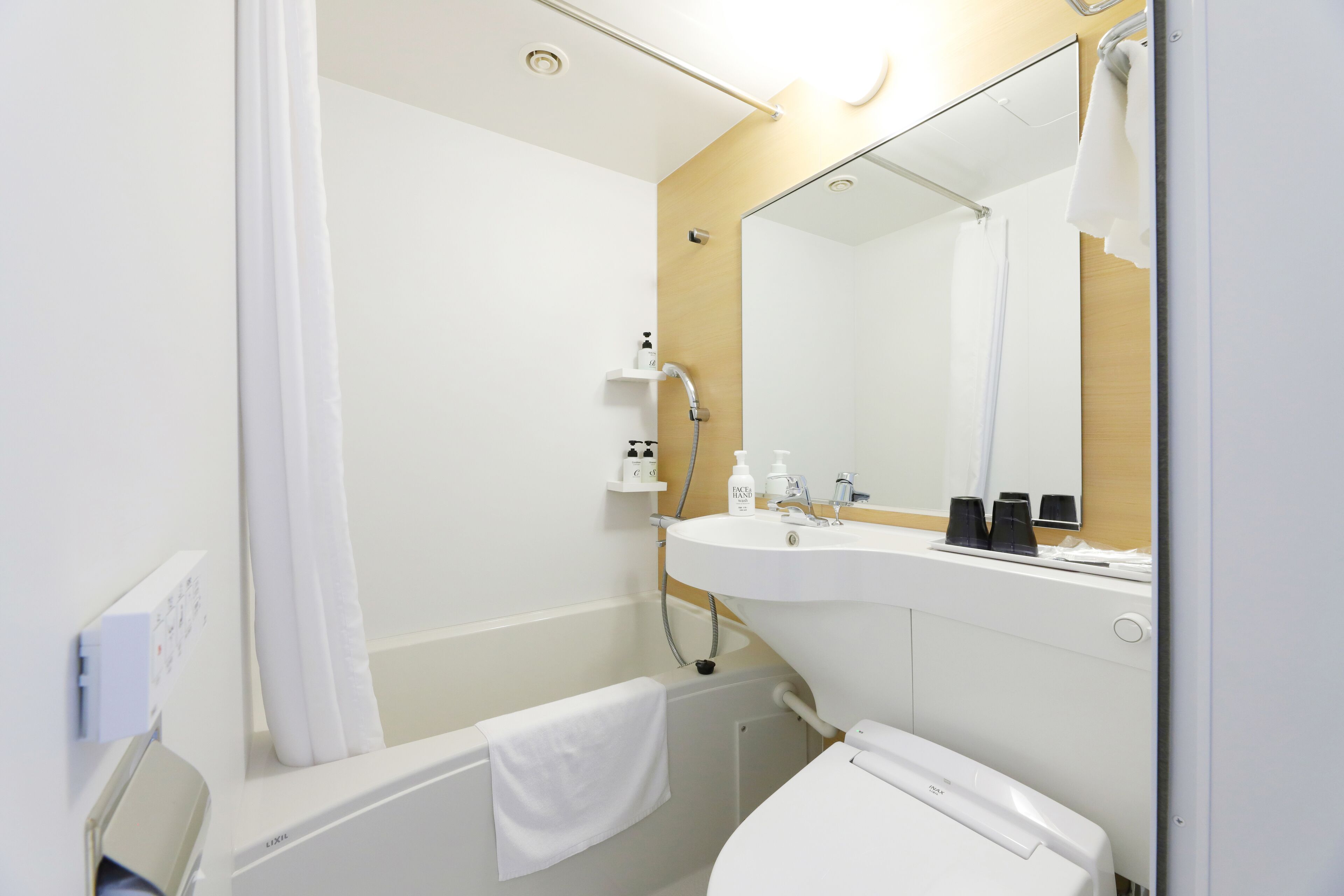 combined shower/bathtub, hair dryer, slippers, electronic bidet