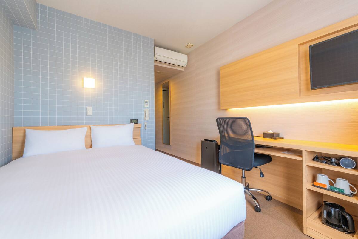 Escritorio, wifi gratis y ropa de cama