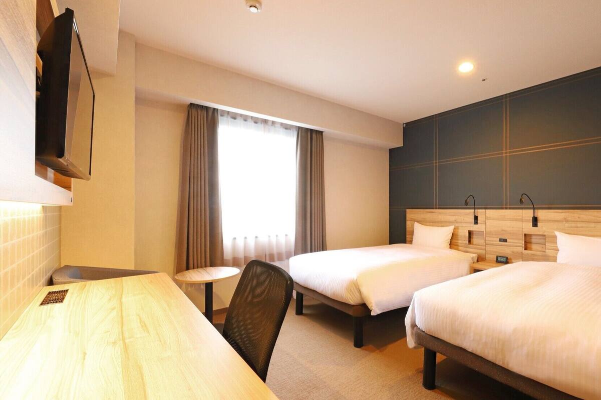 Escritorio, wifi gratis y ropa de cama