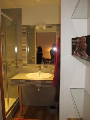 Ducha, secador de pelo, toallas