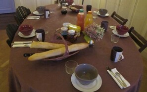 Petit déjeuner continental (6 EUR par personne)