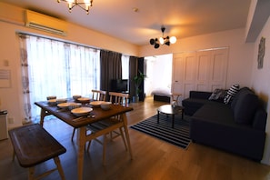 Apartment | Essbereich im Zimmer