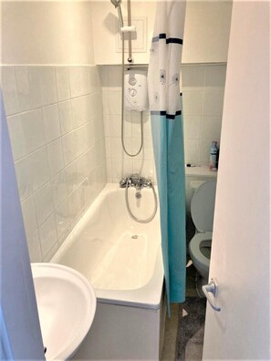 Combined shower/bathtub, hair dryer, towels, soap