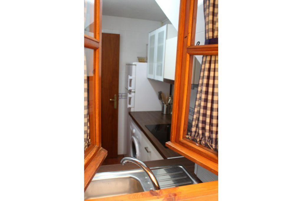 Microondas, horno, cafetera o tetera y utensilios de cocina