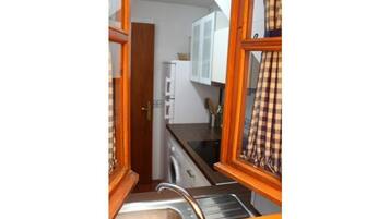 Microondas, horno, cafetera o tetera y utensilios de cocina