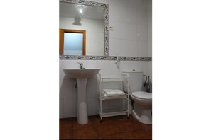 Kombination af bruser/badekar, hårtørrer, bidet, håndklæder