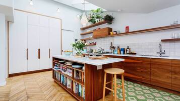 House (5 Bedrooms) | Private kitchen | Oven, dishwasher, dining tables