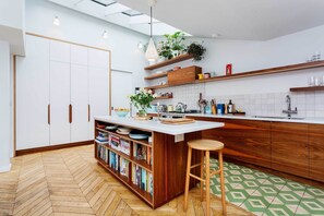 House (5 Bedrooms) | Private kitchen | Oven, dishwasher, dining tables - A Patterned Array (London)