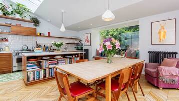 House (5 Bedrooms) | Private kitchen | Oven, dishwasher, dining tables