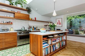 House (5 Bedrooms) | Private kitchen | Oven, dishwasher, dining tables - A Patterned Array (London)