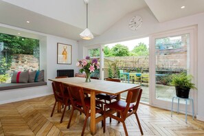 House (5 Bedrooms) | Private kitchen | Oven, dishwasher, dining tables - A Patterned Array (London)