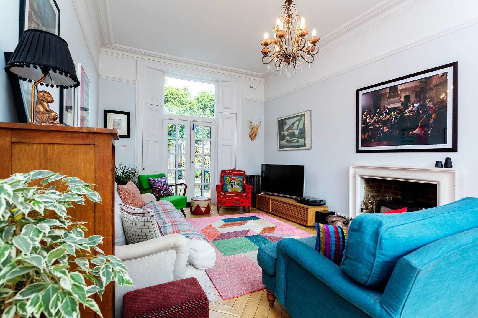 House (5 Bedrooms) | Living room | Fireplace