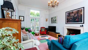 House (5 Bedrooms) | Living room | Fireplace