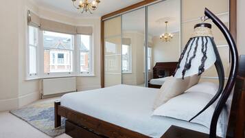 5 bedrooms, desk, iron/ironing board, bed sheets