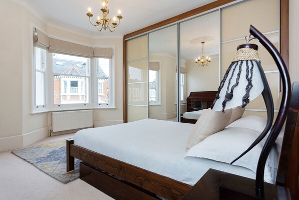 5 chambres, bureau, fer et planche à repasser, draps fournis