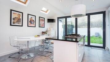 5 bedrooms, desk, iron/ironing board, bed sheets