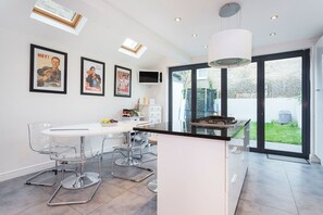 5 chambres, bureau, fer et planche à repasser, draps fournis