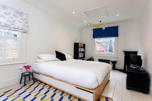 House (3 Bedrooms) | 3 bedrooms, desk, iron/ironing board, bed sheets - Ravenscourt Gardens (London)