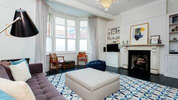 House (3 Bedrooms) | Living room | TV, fireplace