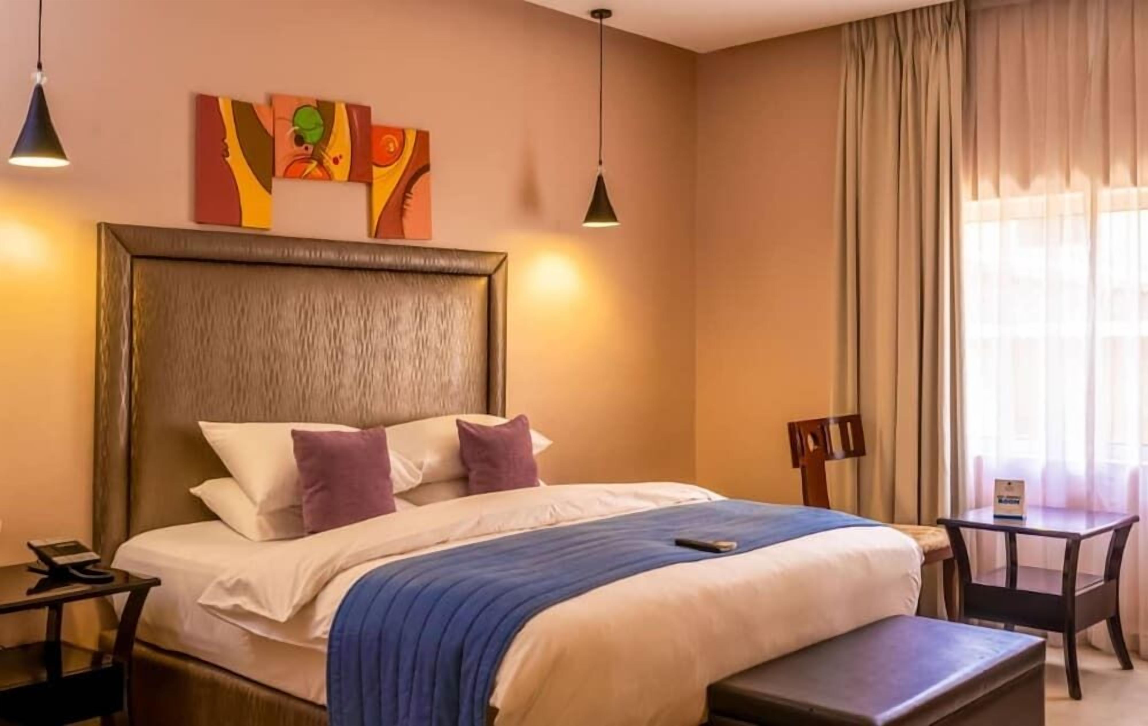 Desk, free WiFi, bed sheets