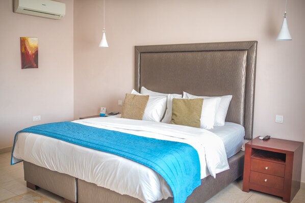 Escritorio, wifi gratis y ropa de cama