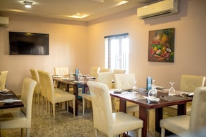 Desayuno inglés diario (NGN 3047 por persona)