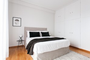 Ein Schlafzimmer mit einem Bett, einem kleinen Nachttisch und einem Kleiderschrank.