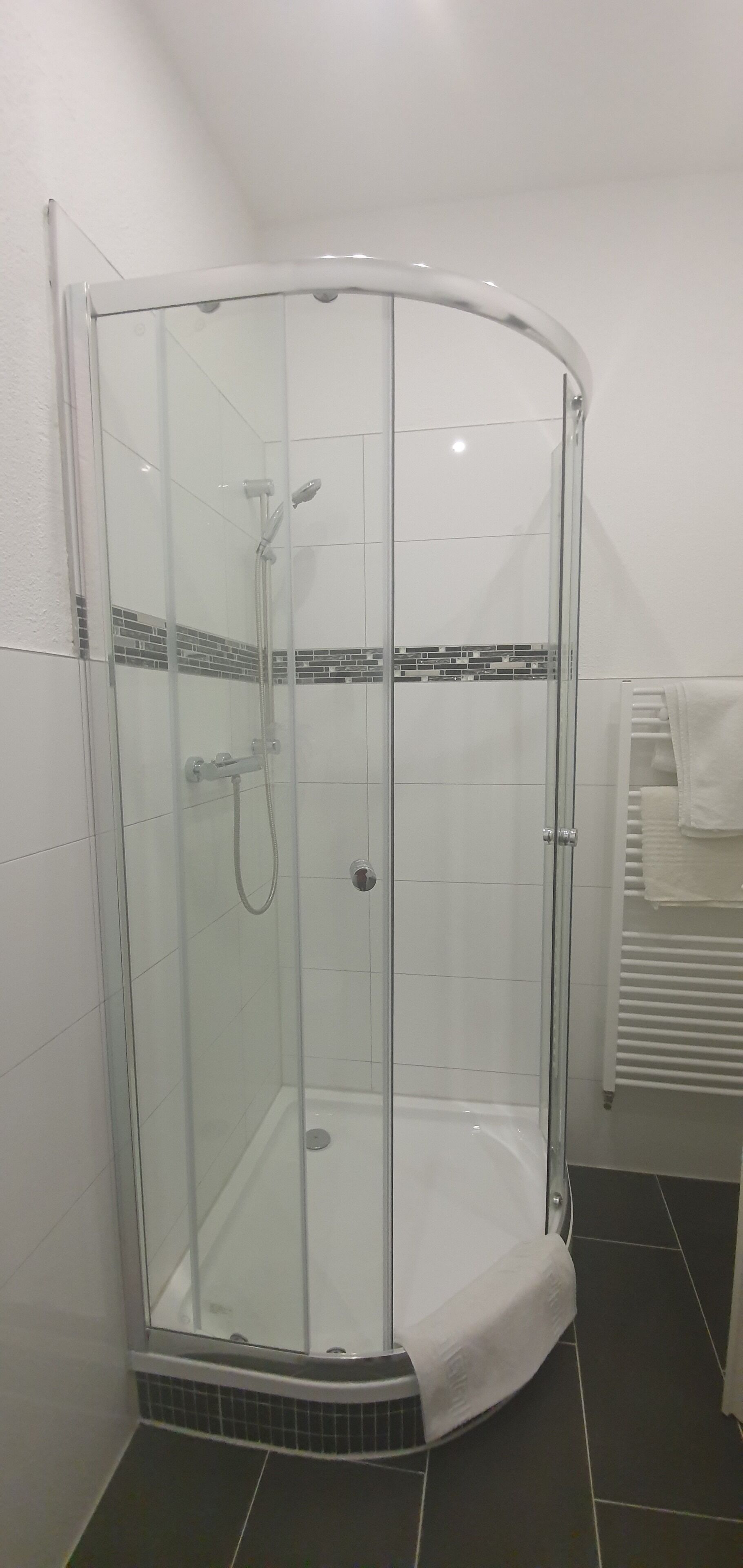 Dusche, kostenlose Toilettenartikel, Haartrockner, Handtücher