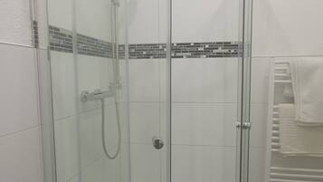 Dusche, kostenlose Toilettenartikel, Haartrockner, Handtücher