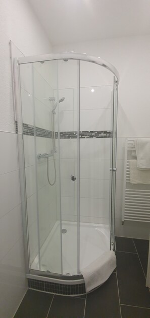 Shower, free toiletries, hair dryer, towels - Trang Hotel (Rastatt)