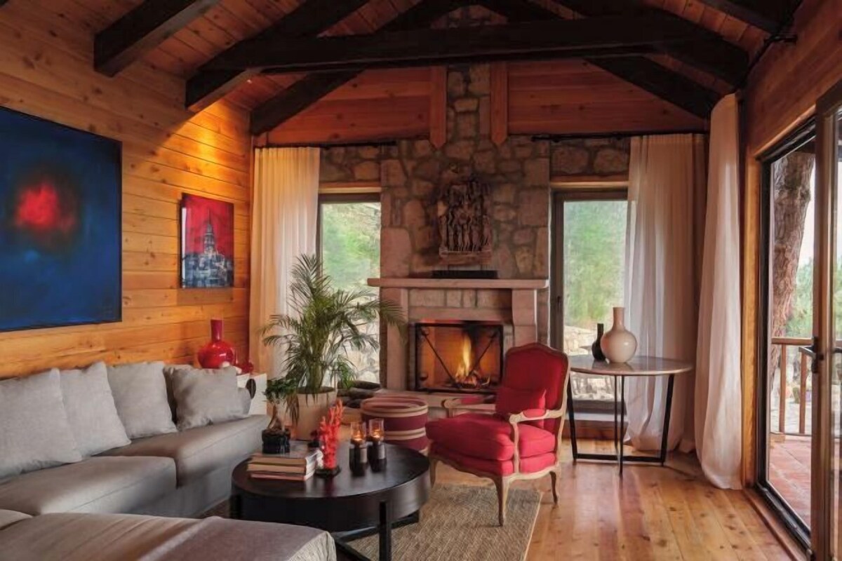 Deluxe Suite with Fireplace & Sea View