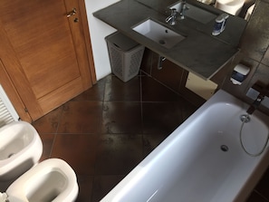 Ensemble douche/baignoire, bidet, serviettes fournies, papier toilette