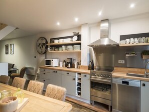 Fridge, microwave, oven, stovetop - Jane Austen Lake Retreat (Dun-sur-Meuse)