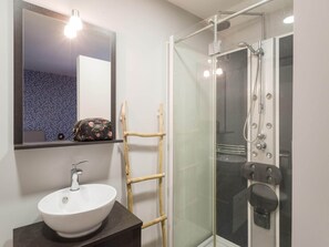 Shower - Jane Austen Lake Retreat (Dun-sur-Meuse)