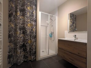 Sèche-cheveux, serviettes fournies, papier toilette