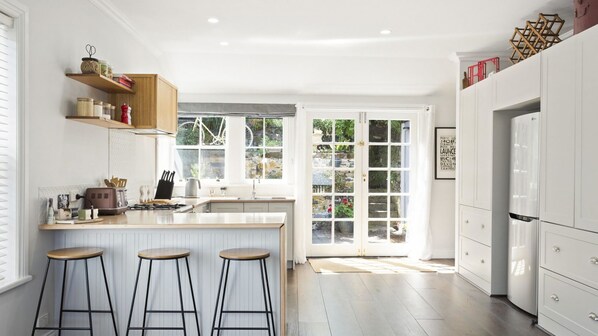 Kjøleskap, mikrobølgeovn, kokeplater og oppvaskmaskin