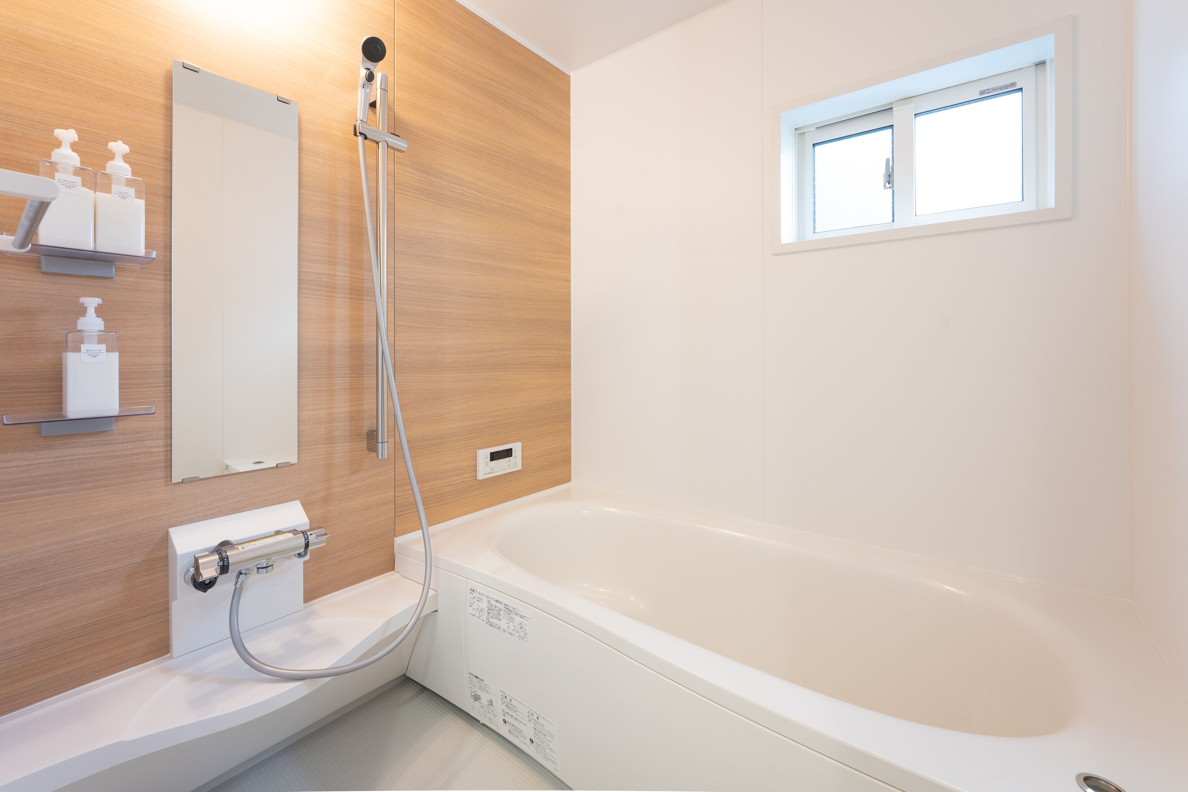 Combined shower/bathtub, free toiletries, hair dryer, slippers