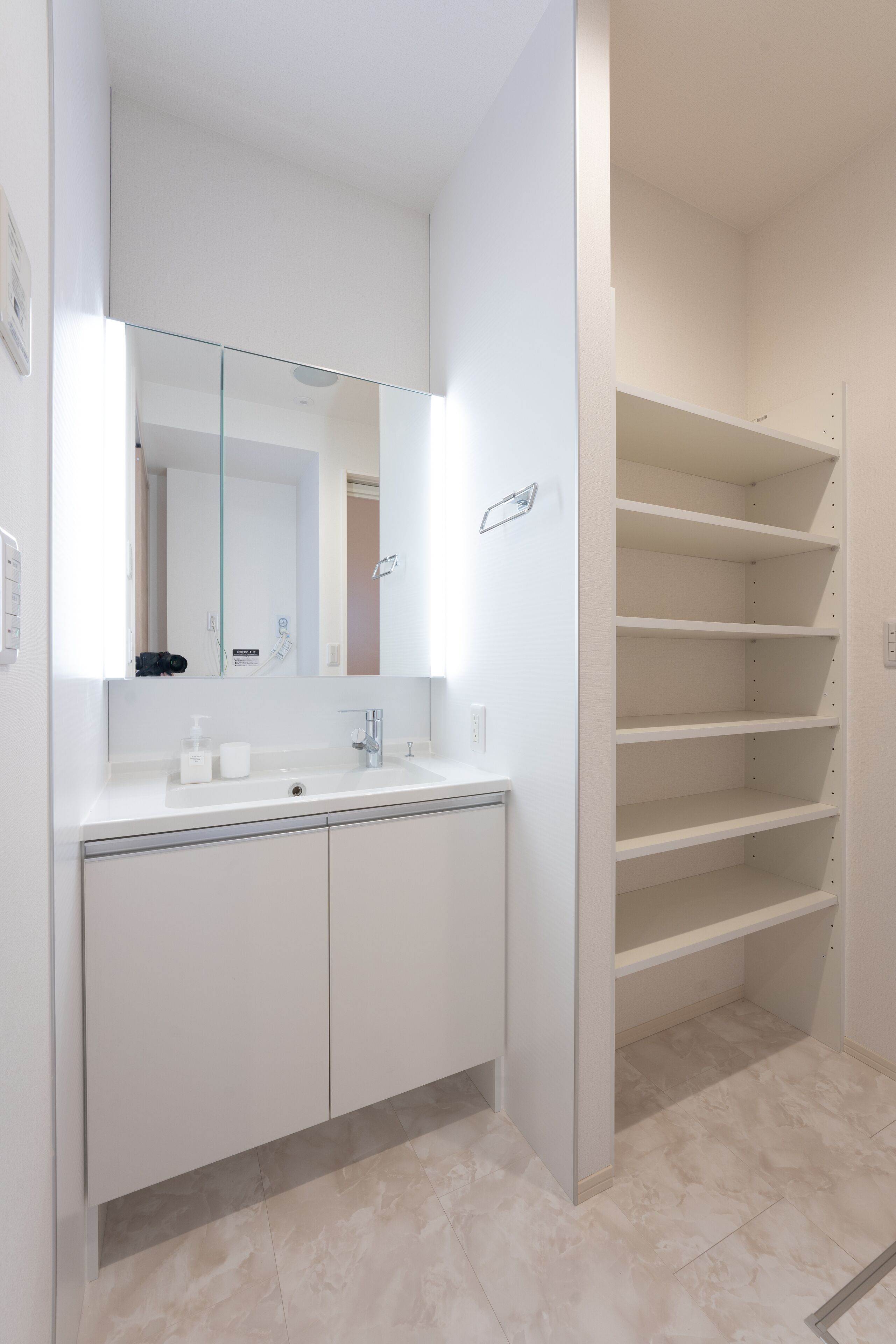 Combined shower/bathtub, free toiletries, hair dryer, slippers